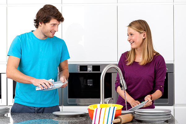 sharing-housework-between-couples